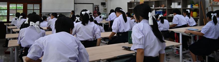 «On peut se réapproprier notre corps» : les mèches rebelles des jeunes Thaïs