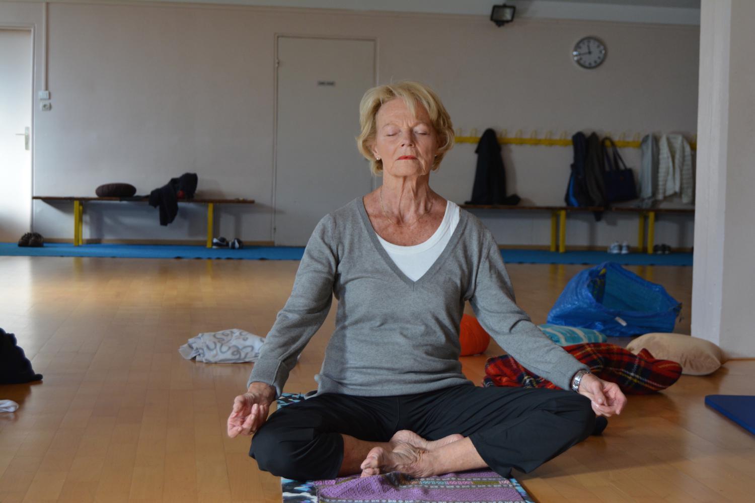 Françoise, 74 ans, dix années de pratique : le yoga lui a appris à mieux respirer.
