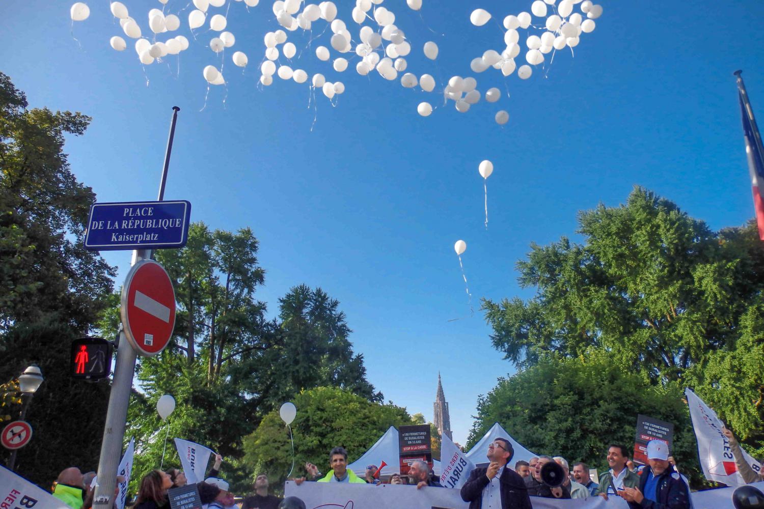 Un lâcher de 150 ballons, représentant les 150 buralistes qui ont fermé depuis 10 ans, a été effectué 