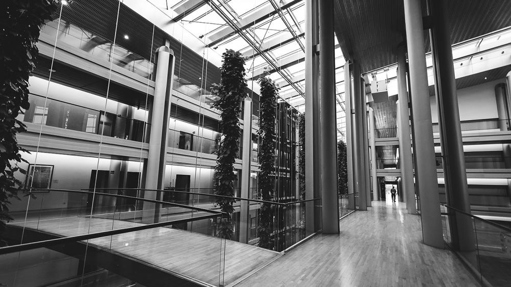 Fin de journée dans les couloirs du Parlement 