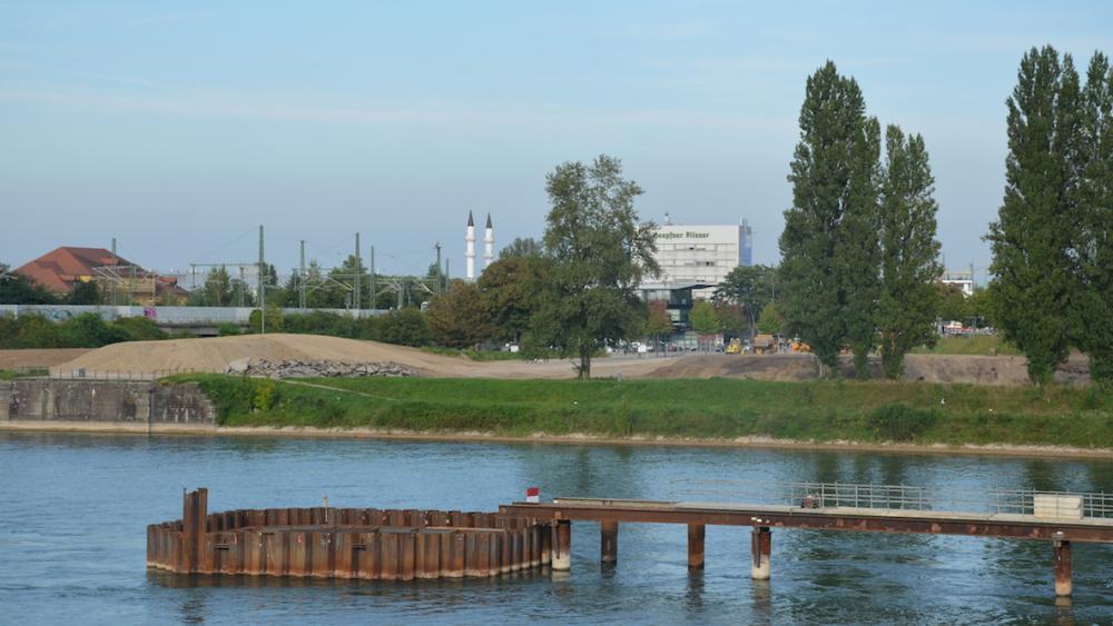 La pile centrale du pont est située sur la frontière franco-allemande. Elle sera terminée à la fin de l'année.