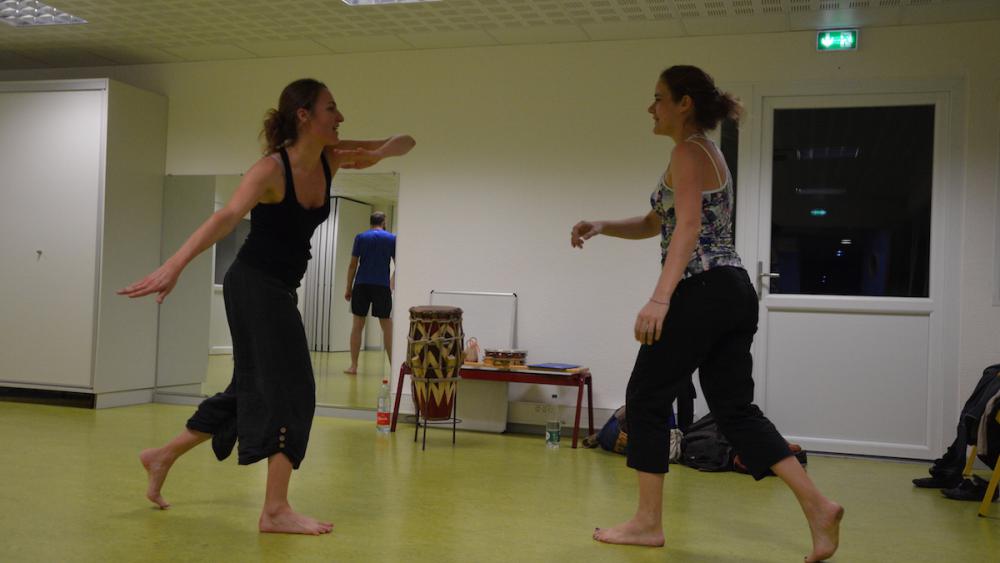 La ginga, balancement d'un pied sur l'autre, est le mouvement de base de la capoeira