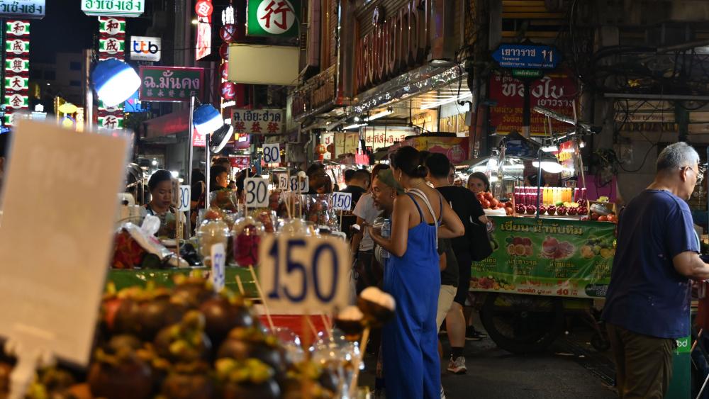 Dans son échoppe à quelques pas de l'artère principale de Chinatown, Cici vend des sodas et du thé. (photo : Tom Soriano)