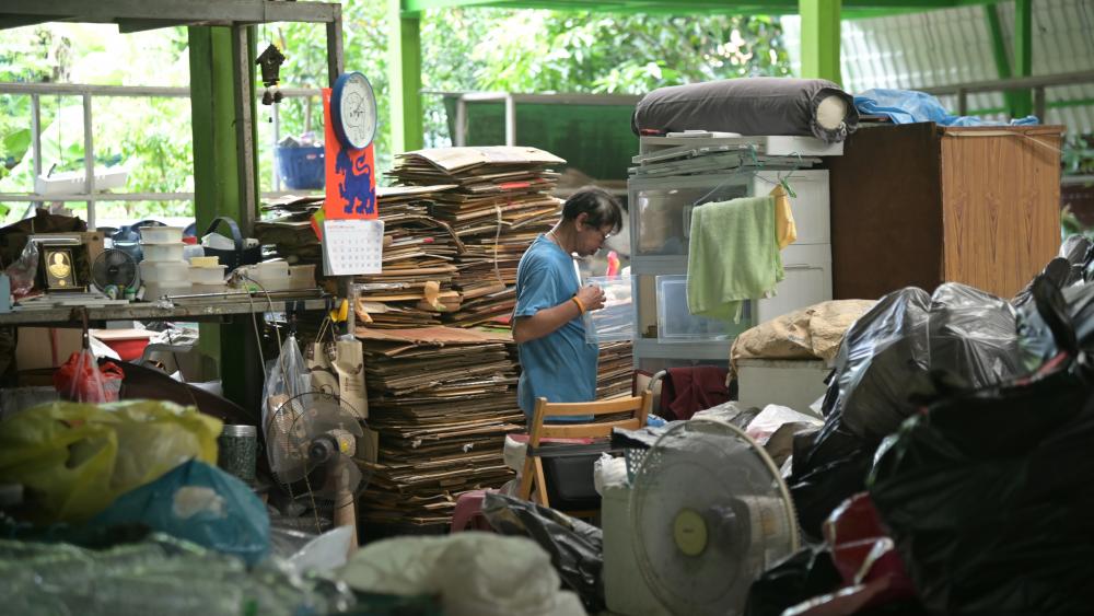Le plastique est récupéré, trié, puis compacté au sein de la déchetterie présente au temple. © Camille Carvalho