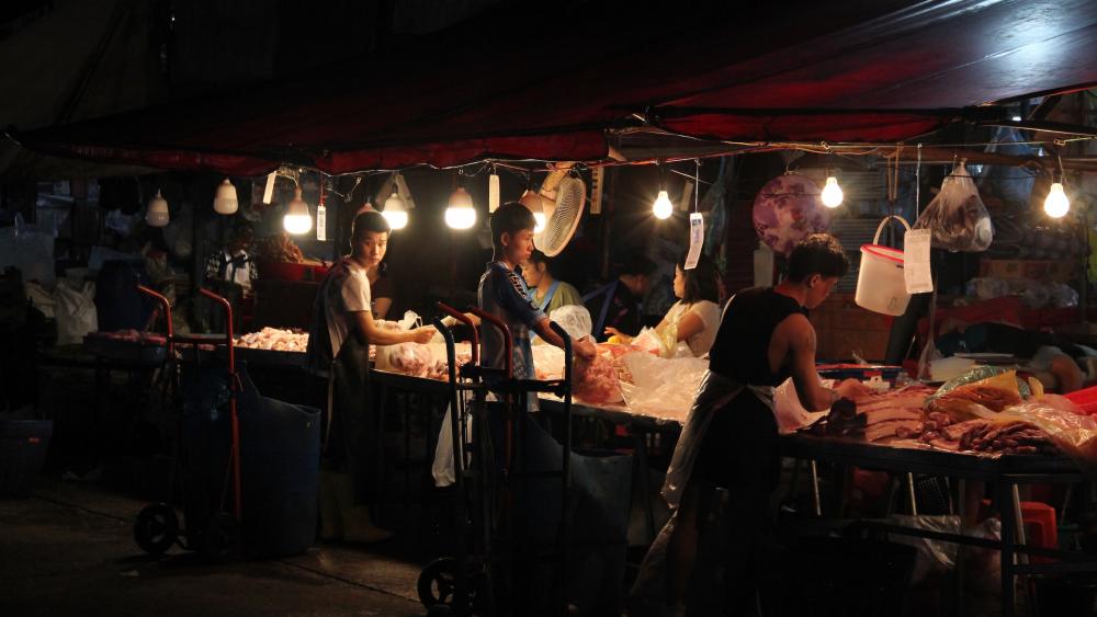 Au marché de Khlong Toei, les marchandises sont déchargées dès 3h du matin. © Mahault de Fontainieu