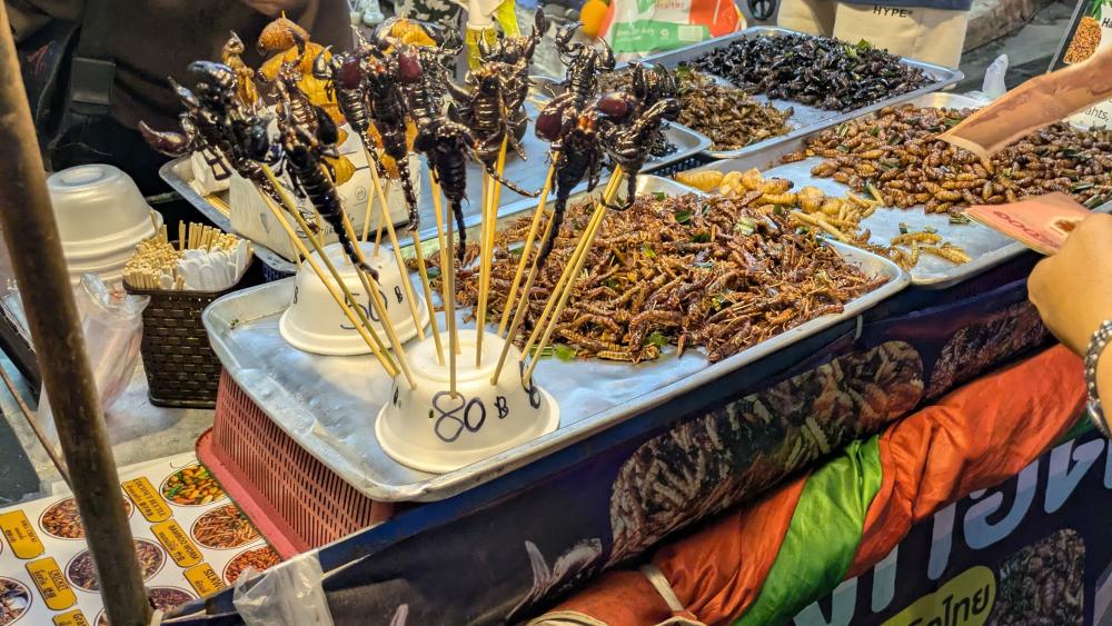 Ju vend des cassava grillés. (photo Tom Soriano)