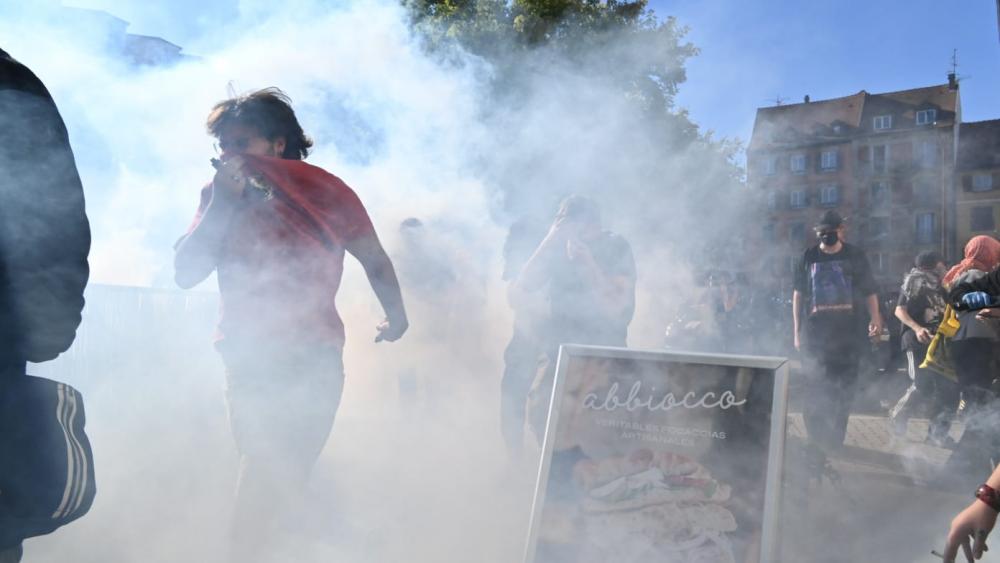 La fumée des lacrymos envahit la rue près de la cité administrative. © Titouan Catel--Daronnat