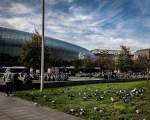 À quai sur le parvis