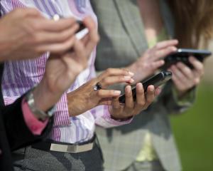 Aider les sinistrés en taxant les SMS