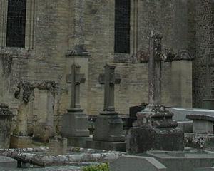 Des dizaines de crucifix renversés dans un cimetière normand