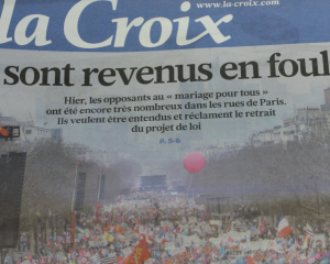 Revue de presse du 25 mars : grande armée et blague de trop