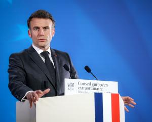 Guerre au Moyen-Orient : Aucune riposte prévue après la mort d'un soldat français, déclare Emmanuel Macron