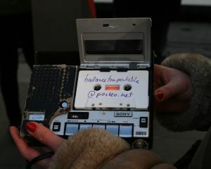 « Est-ce que tu peux me donner ton portable cinq minutes ? »