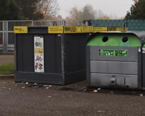 Qu'est-ce qui est jaune et qui attend ?