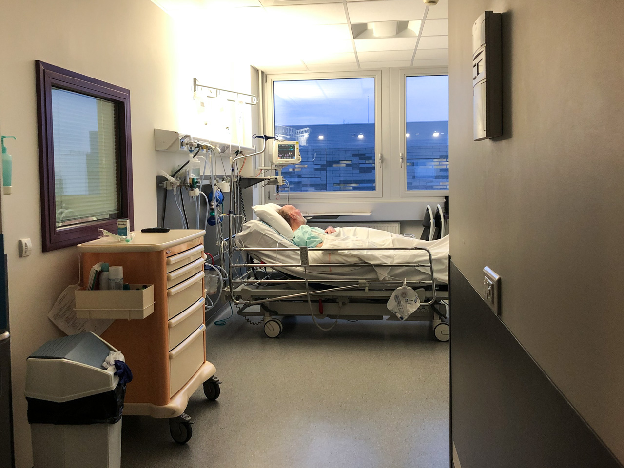 Dans l’unité, les patients ont des chambres individuelles pour pouvoir circuler avec le matériel médical nécessaire.