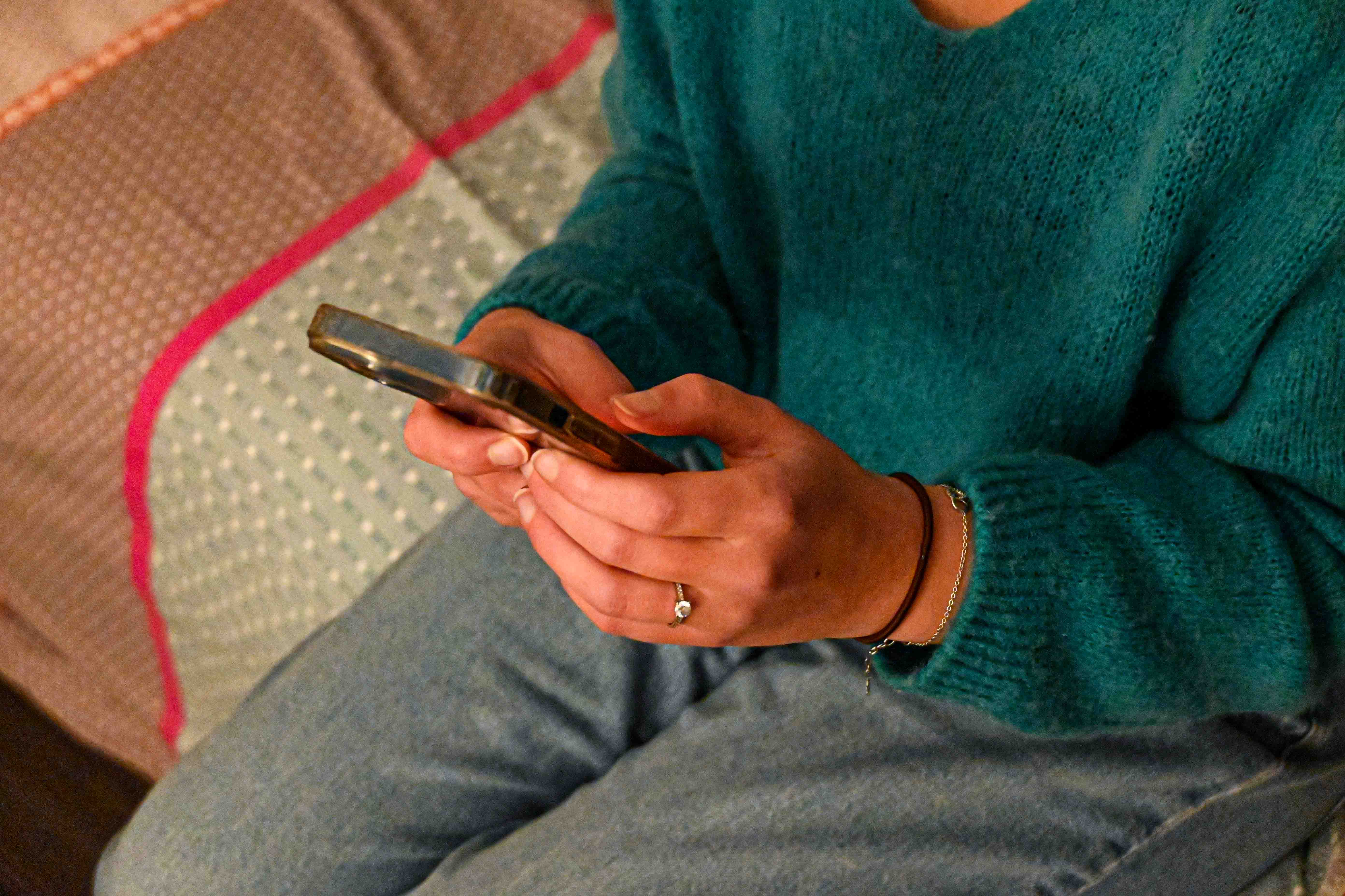 Une femme tient un téléphone dans ses mains