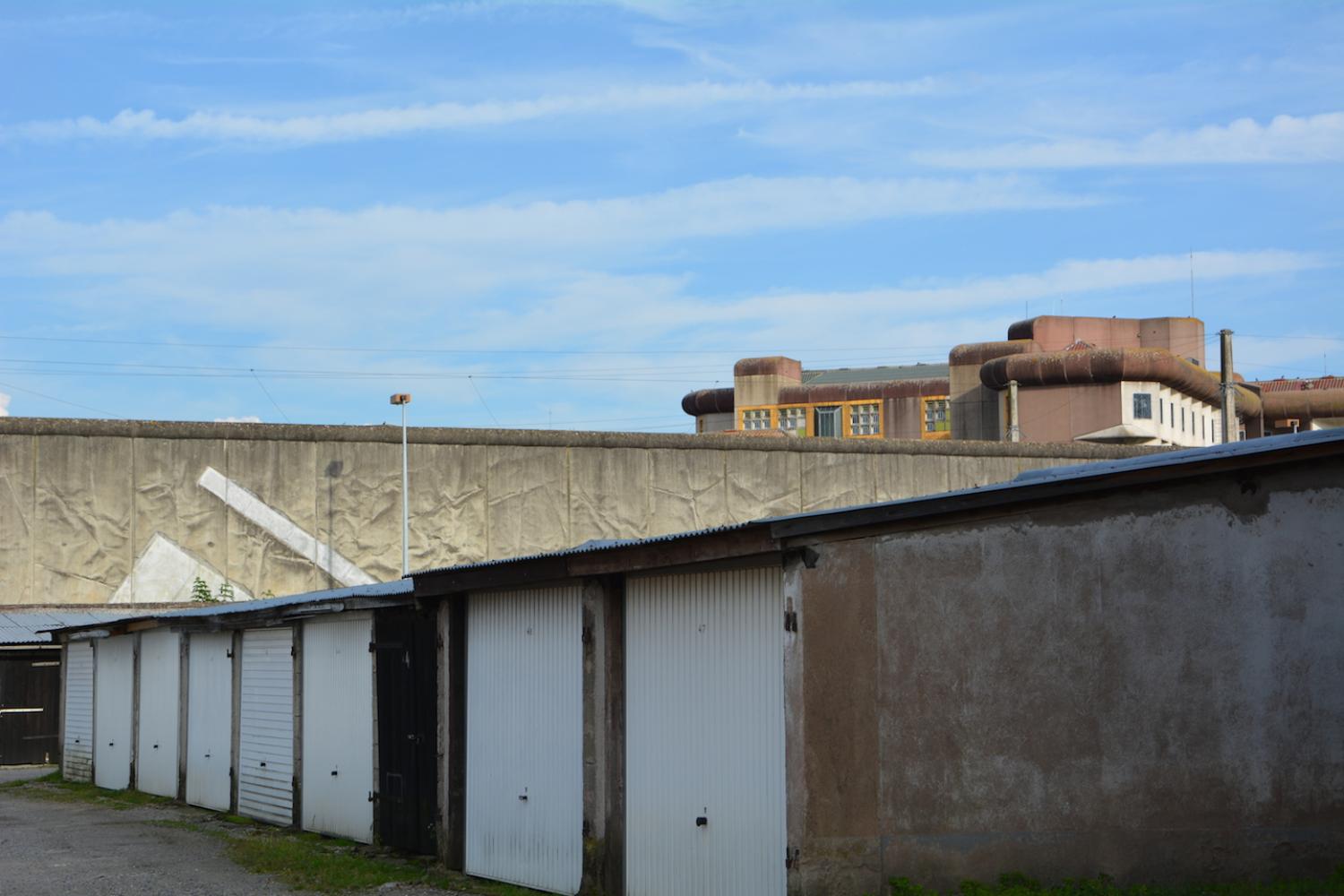 Les lanceurs profitent des garages installés près du mur d'enceinte de la prison pour prendre leur élan.
