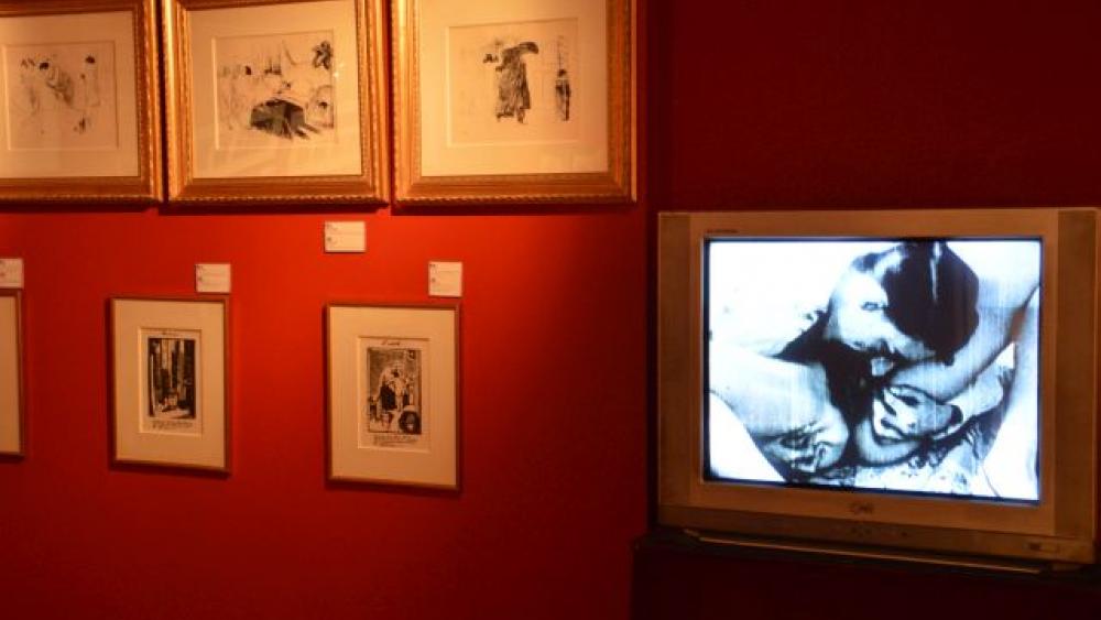 Au troisième étage du musée, une vieille télé diffuse des porno d'un autre temps ©O.M.