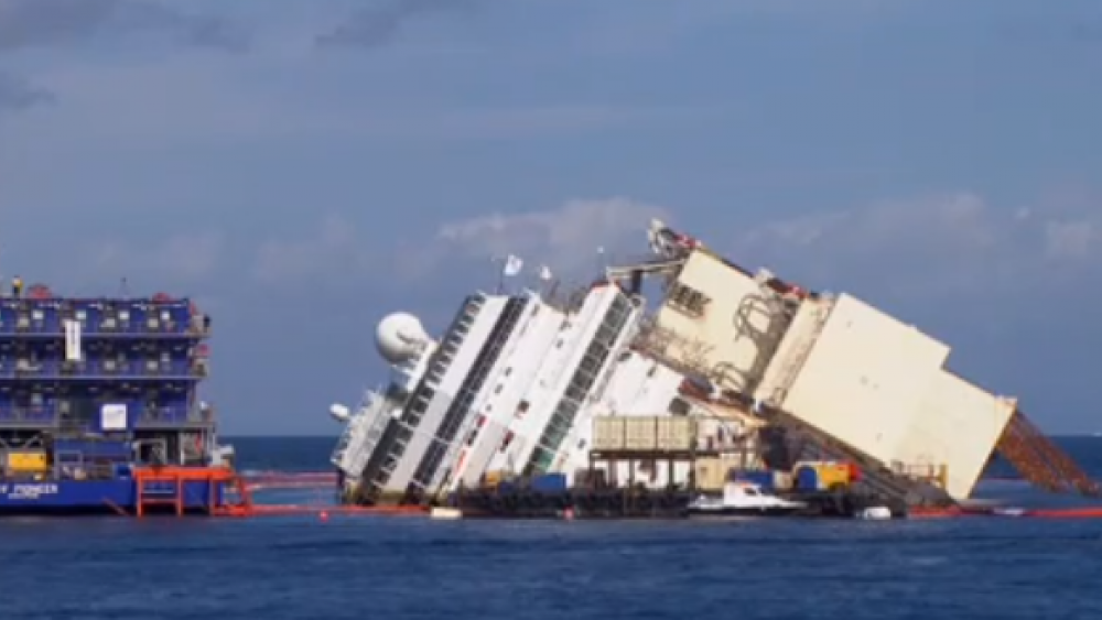 Le trafic maritime est interrompu aux abords de l'île. 