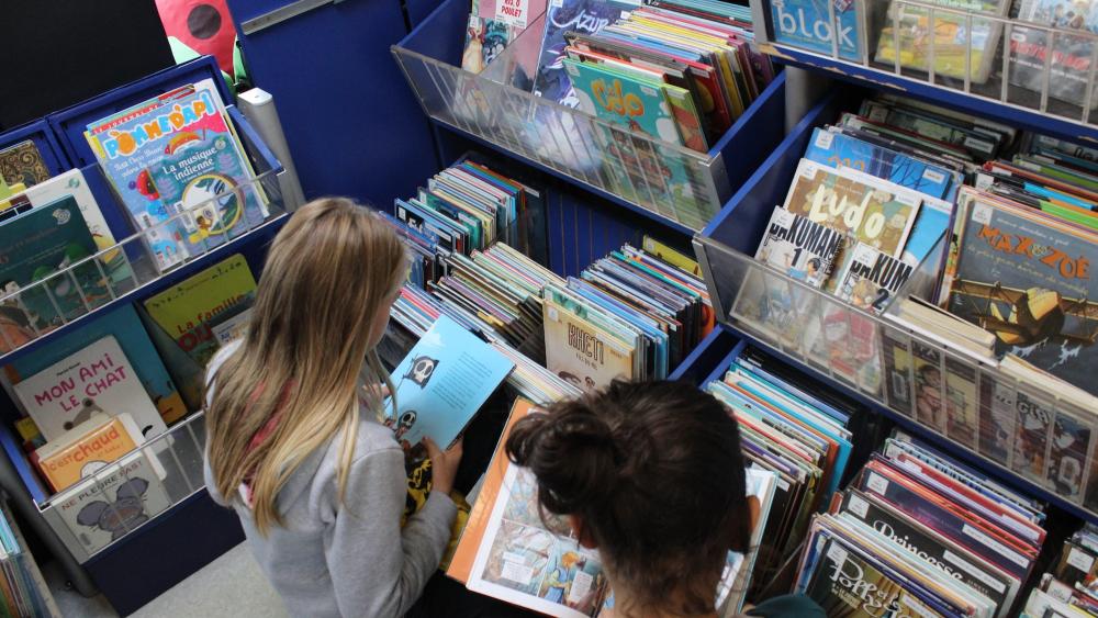 Pas besoin des parents pour se rendre au bibliobus. La plupart des enfants viennent seuls emprunter des livres.
