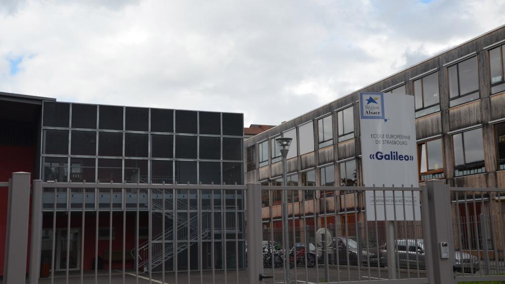 L'école actuelle est divisée en trois sites. Le bâtiment Galileo accueille le primaire, le collège Vauban le secondaire.