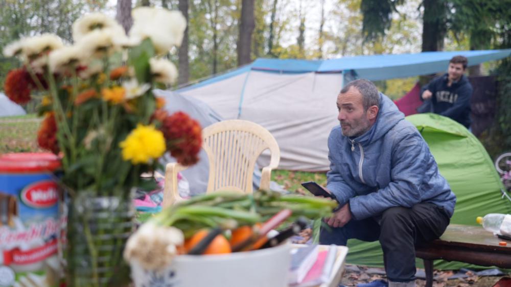 Miri, le père d’Isra, passe la journée à surveiller le campement, les enfants et leurs affaires. © Matis BILLER-GOEFFERS.