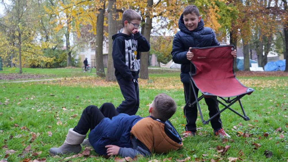 Erblil (en haut à droite) et deux amis, vivant aussi dans le parc Eugène-Imbs, s’amusent. © Matis BILLER-GOEFFERS
