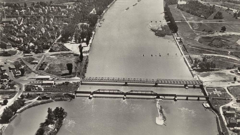 Après la deuxième guerre mondiale, une passerelle routière jouxtait le pont ferroviaire.
