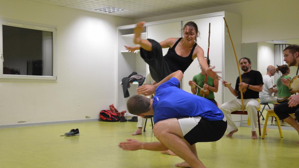 La roda conclut le cours: les capoeiristes s'affrontent au centre d'un cercle musical