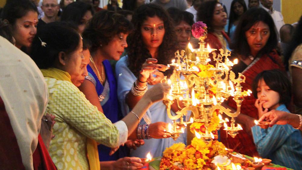 -La lampe installée au milieu de la salle symbolisait la déesse Lakshmi, épouse de Krishna.