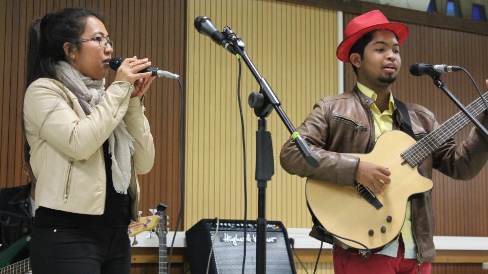 Les musiciens ont enseigné au public le lamako, l'avereno et latambaro, façons d'applaudir spécifiques à la culture malgache.