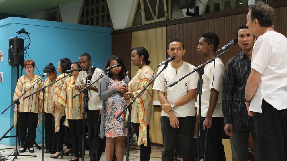 La chorale Gasy Gospel Singers chante en français, anglais et malgache.