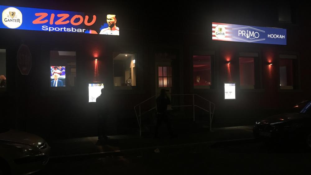 Avec son néon bleu-blanc-rouge, le Zizou Sportsbar parle aux Français. Cuej/Florian Bouhot
