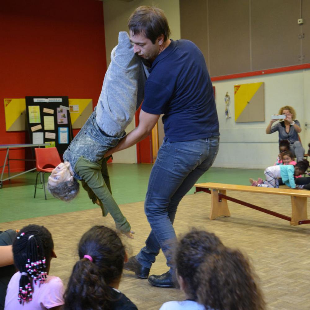 Depuis cinq ans, le TJP intervient auprès des classes théâtre du collège Hans Arp et de l'école Martin Schongauer.