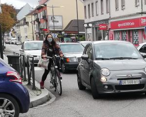 Les cyclistes font du hors-piste