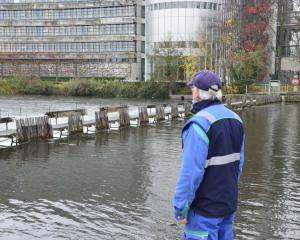 Rideau sur le barrage à aiguilles